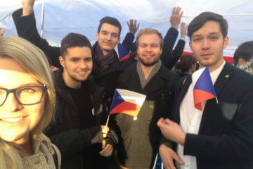 Mladí a starostové a nezávislí s českou vlajkou